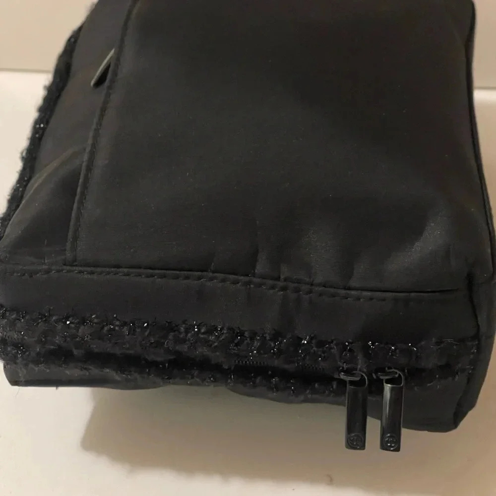 Chanel perfume make up bag, large well fit lots of things, without any damage - Picture 11 of 15